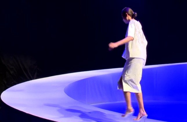 Thí sinh Next Top Model liên tục 'vồ ếch' vì sàn catwalk xoắn ốc ảnh 9