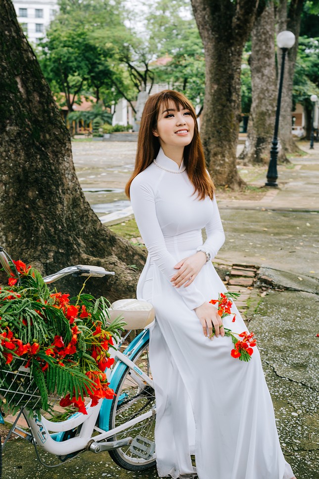 Á hậu Thuỵ Vân mặc áo dài trắng ngồi sau xe MC Hạnh Phúc ảnh 7