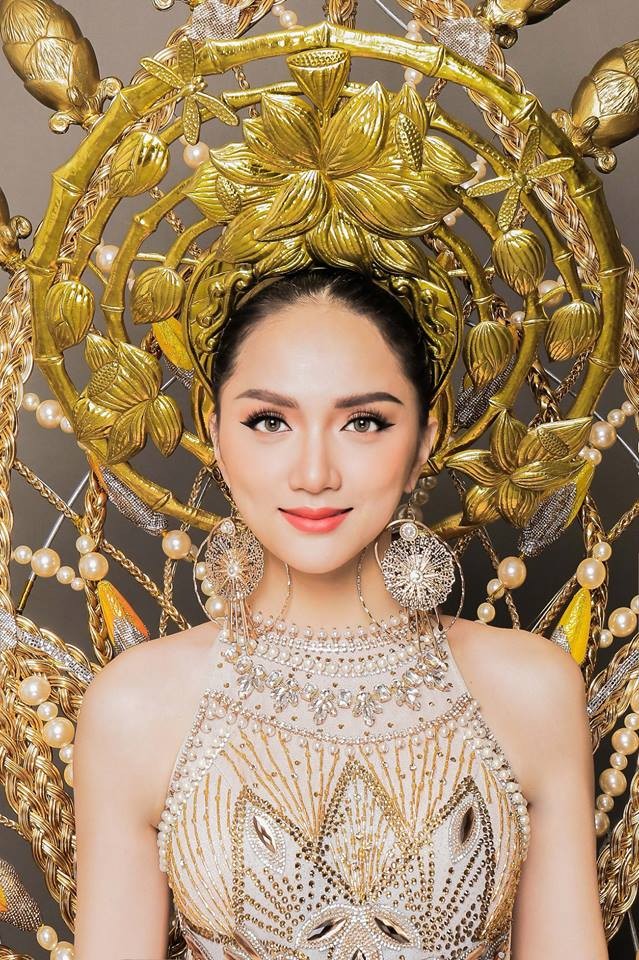 Hương Giang Idol chơi trội mặc trang phục dân tộc 55kg ở HH chuyển giới ảnh 1