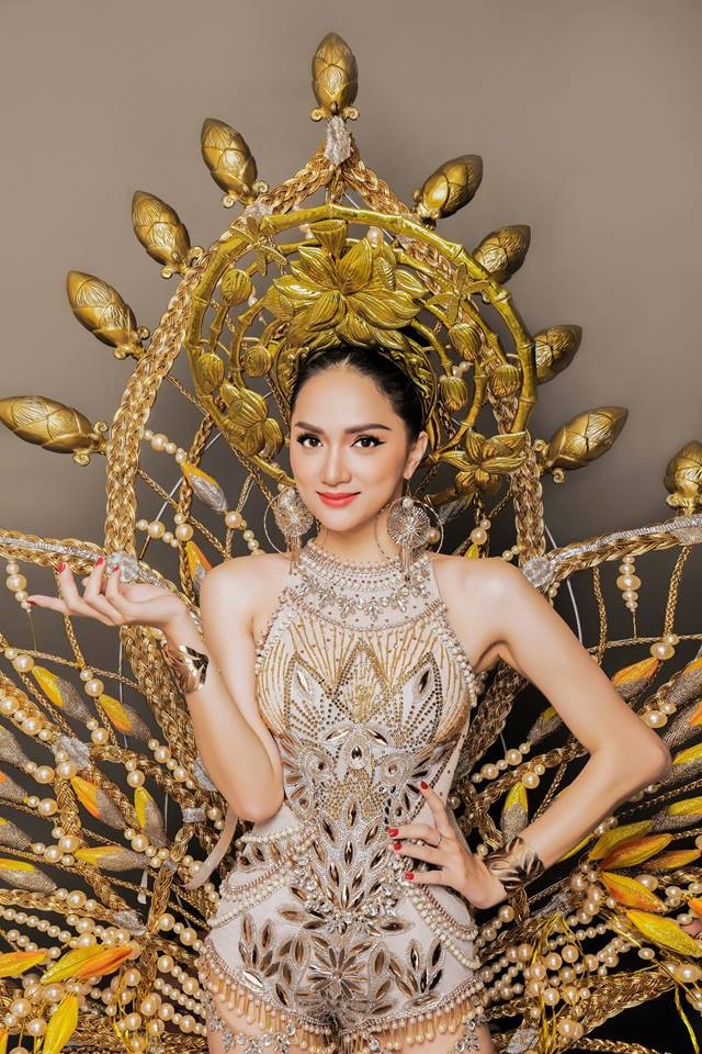 Hương Giang Idol chơi trội mặc trang phục dân tộc 55kg ở HH chuyển giới ảnh 2