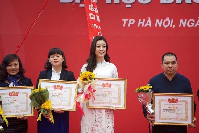 Hoa hậu Mỹ Linh: Phụ nữ đẹp hơn khi có một tấm lòng nhân hậu! ảnh 4