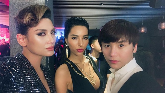 Giữa 'bão scandal' bị đe doạ, Hoàng Yến vẫn mặc váy nóng bỏng đi bar ảnh 2