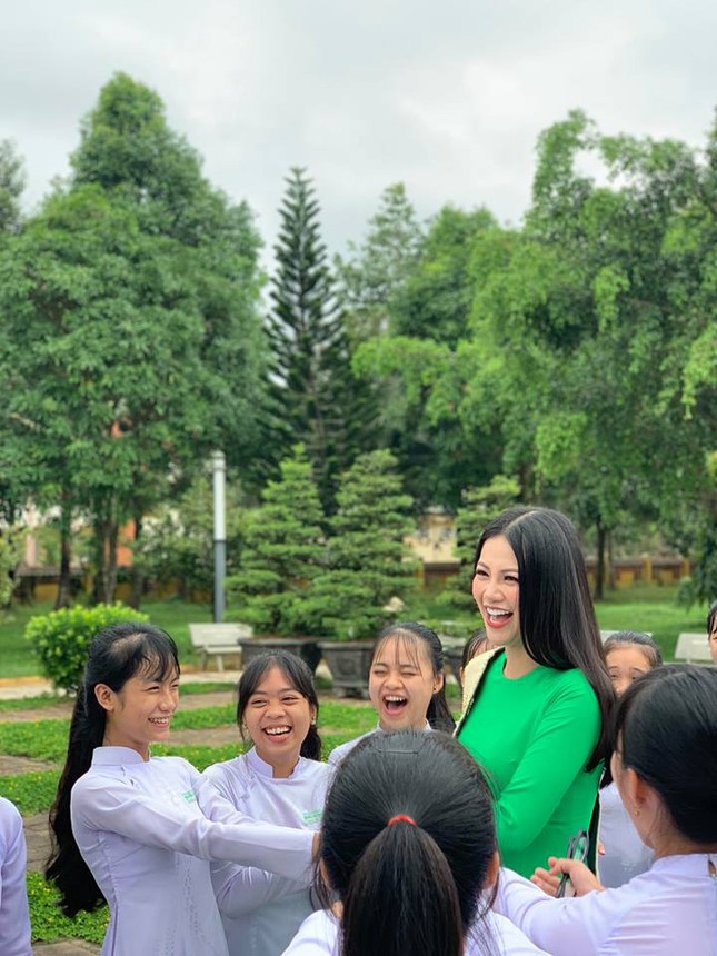 Hoa hậu Phương Khánh áo dài xanh đẹp nổi bật ở quê nhà Bến Tre ảnh 3