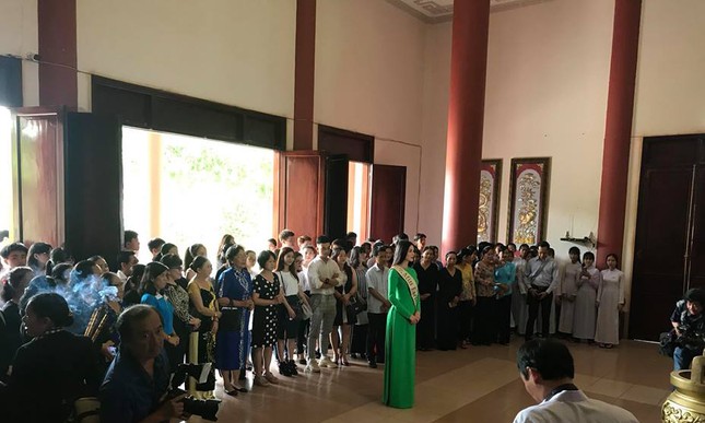 Hoa hậu Phương Khánh áo dài xanh đẹp nổi bật ở quê nhà Bến Tre ảnh 1
