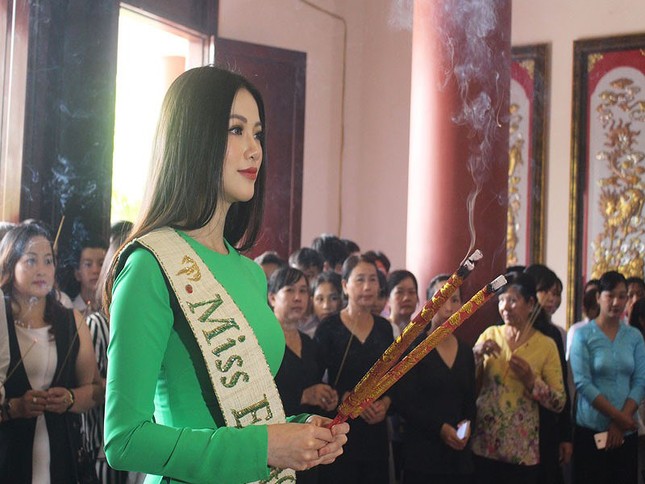 Hoa hậu Phương Khánh áo dài xanh đẹp nổi bật ở quê nhà Bến Tre ảnh 2