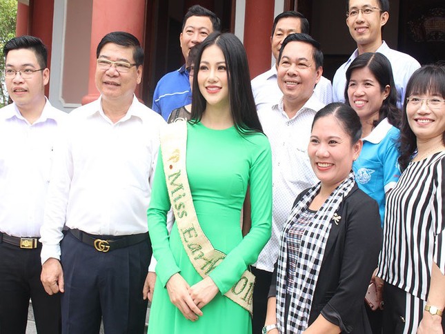 Hoa hậu Phương Khánh áo dài xanh đẹp nổi bật ở quê nhà Bến Tre ảnh 4