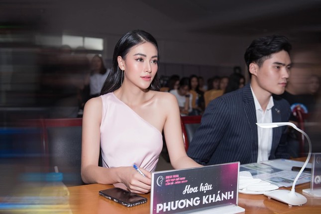 Hoàng Thuỳ được xướng tên, fans chế ảnh Mâu Thuỷ đội vương miện Miss Universe ảnh 7