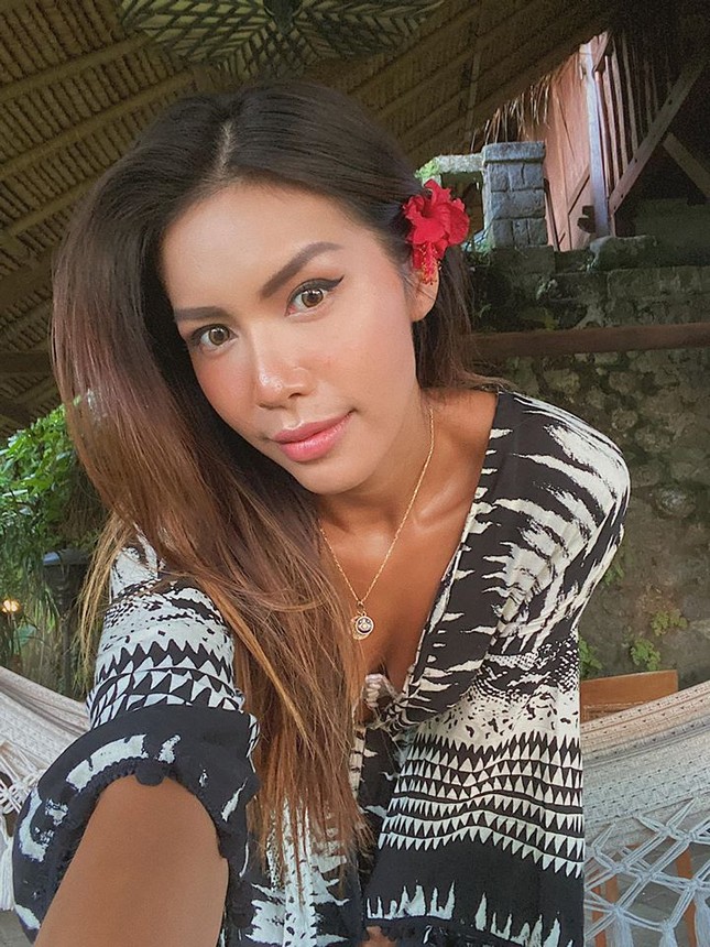 Minh Tú đăng ảnh nóng bỏng với nội y, Võ Hoàng Yến 'cạnh khoé' từ trong khu cách ly ảnh 1