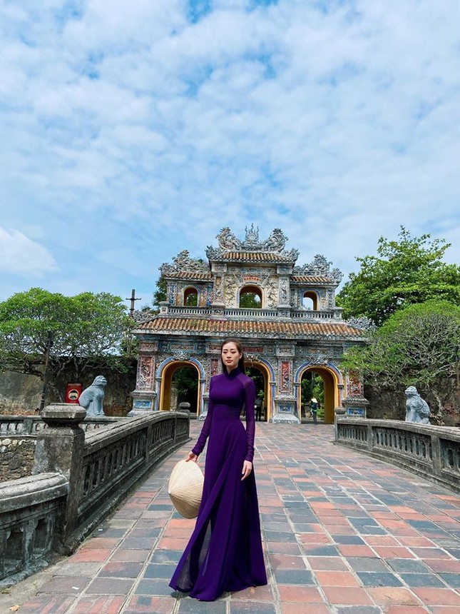Hoàng Thuỳ khoe vòng 1 táo bạo, Khánh Vân quyến rũ không kém khi mặc áo dài tím Huế ảnh 3