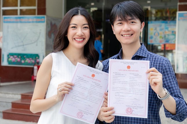 Á hậu Thuý Vân hé lộ sẽ lên xe hoa cùng bạn trai U40 vào ngày 25/7 ảnh 2