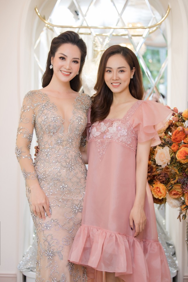 Bạn gái kém 15 tuổi của NSND Công Lý mặc váy cưới đuôi cá lộng lẫy, gợi cảm ảnh 5