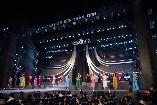 Diện đầm rực rỡ sắc màu, 35 thí sinh trình diễn ấn tượng bên ca sĩ Thu Phương ảnh 2