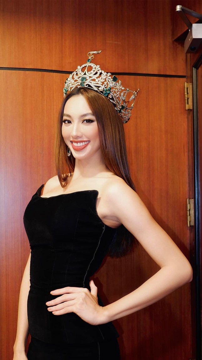 Tiếp tục mặc phong cách cut-out táo bạo, Thuỳ Tiên khoe vòng 1 nóng bỏng trên đất Thái ảnh 3