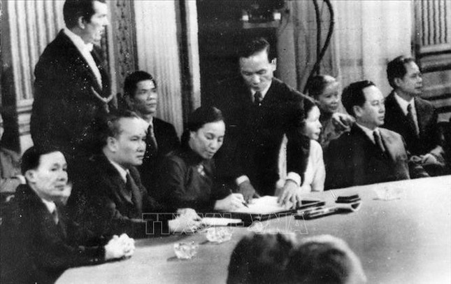 Giây phút xúc động của bà Nguyễn Thị Bình khi ký Hiệp định Paris ảnh 1