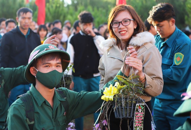 Chàng trai mồ côi và ông bố trẻ xung phong nhập ngũ ảnh 5