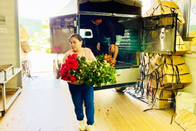 'Thủ phủ hoa hồng' ở Đà Lạt đắt hàng dịp Valentine dù giá tăng mạnh ảnh 4