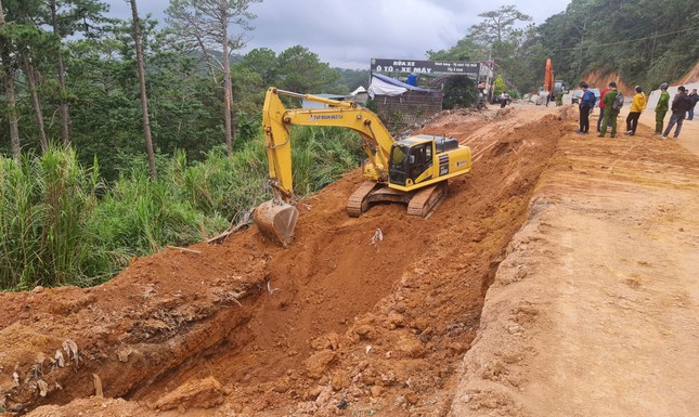 Hai công nhân bị đất vùi lấp, thương vong khi thi công đèo Prenn ảnh 1
