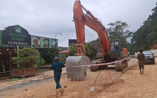 Hai công nhân bị đất vùi lấp, thương vong khi thi công đèo Prenn ảnh 2