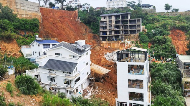 Sạt lở kinh hoàng ở Đà Lạt vùi lấp 2 người, nhiều trường hợp bị thương ảnh 2