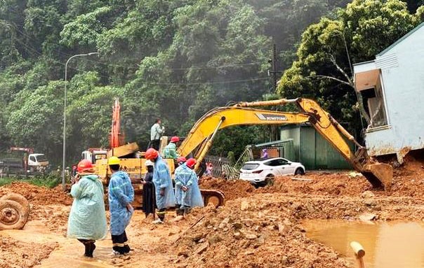 Bốn người thoát chết trong vụ lở núi đè bẹp đầu ô tô ảnh 3