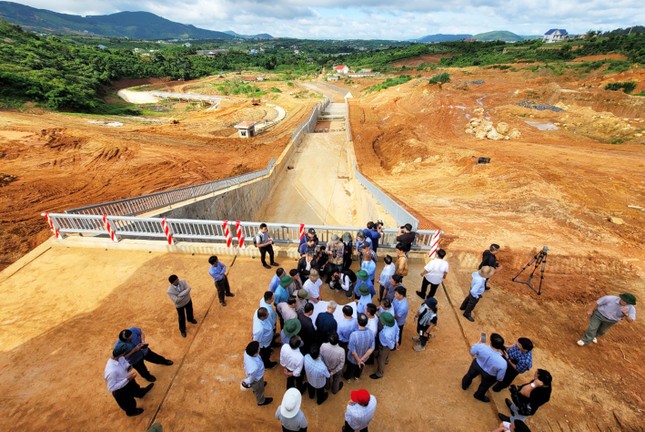 Lâm Đồng xử lý nghiêm vụ xây dựng trái phép tại hồ chứa nước 500 tỷ đồng ảnh 1