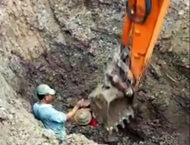 Đôi vợ chồng thoát chết thần kỳ sau gần 30 phút bị vùi trong đất đá ảnh 1