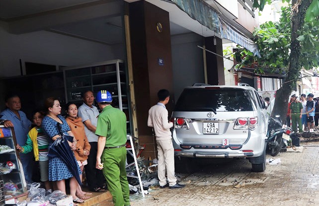 Ô tô tông hàng loạt xe máy, lao vào nhà dân, 2 người thương vong ảnh 1
