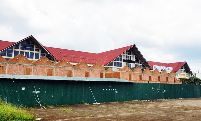 Buộc tháo dỡ 28 ki ốt che khuất mặt tiền chợ 150 tỷ đồng ảnh 1