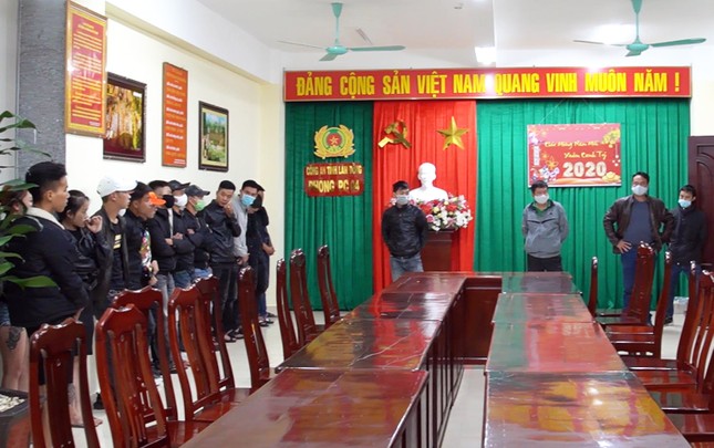 Bắt 30 dân bay lắc tàng trữ ma túy trong quán karaoke ảnh 1