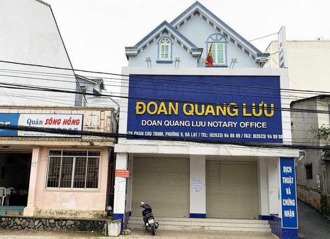 Vụ bắt vợ GĐ Sở Tư pháp Lâm Đồng: Khởi tố, tạm giam thêm 3 người ảnh 1
