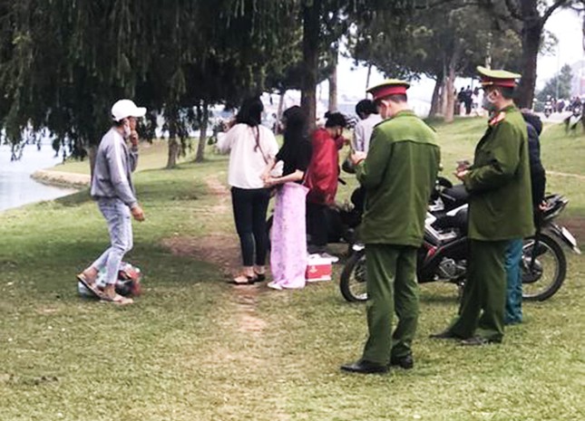 Đà Lạt: Phạt nặng hàng trăm du khách, người địa phương không đeo khẩu trang ảnh 3