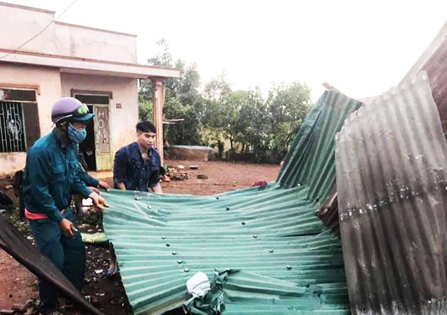 Sét đánh chết 1 người, lốc xoáy thổi bay 70 mái nhà ở Lâm Đồng ảnh 1