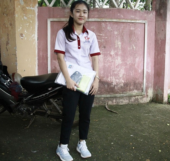 Hà Vi đi dự kỳ thi THPT Quốc gia vừa qua