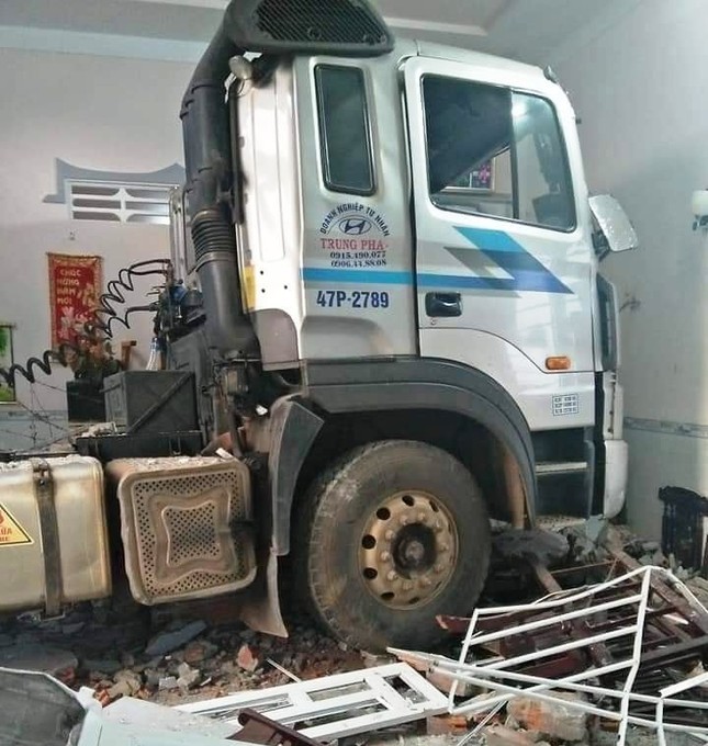 Xe container tông sập phòng khách, 6 người đang ngủ thoát nạn ảnh 2