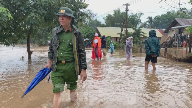 Công an đưa ca nô đi phát mì tôm cứu dân vùng ngập lụt Đắk Lắk ảnh 5