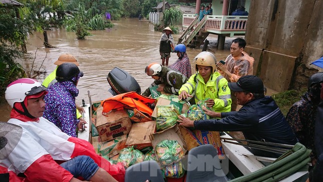 Công an đưa ca nô đi phát mì tôm cứu dân vùng ngập lụt Đắk Lắk ảnh 8