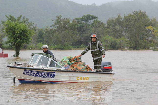 Công an đưa ca nô đi phát mì tôm cứu dân vùng ngập lụt Đắk Lắk ảnh 7