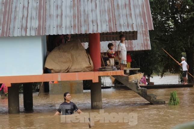 Công an đưa ca nô đi phát mì tôm cứu dân vùng ngập lụt Đắk Lắk ảnh 3