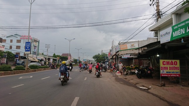Từ vụ tai nạn thảm khốc ở Đắk Nông: Buôn bán lấn chiếm lòng lề đường bất chấp hiểm nguy ảnh 3