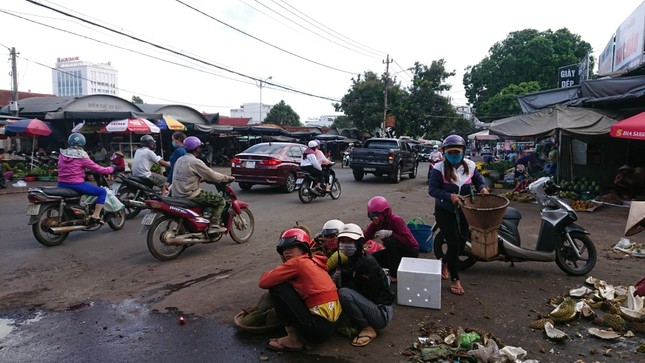 Từ vụ tai nạn thảm khốc ở Đắk Nông: Buôn bán lấn chiếm lòng lề đường bất chấp hiểm nguy ảnh 1