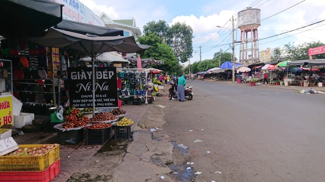 Từ vụ tai nạn thảm khốc ở Đắk Nông: Buôn bán lấn chiếm lòng lề đường bất chấp hiểm nguy ảnh 2