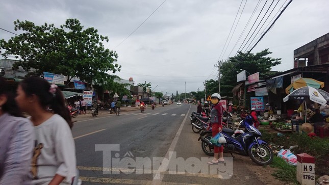Từ vụ tai nạn thảm khốc ở Đắk Nông: Buôn bán lấn chiếm lòng lề đường bất chấp hiểm nguy ảnh 4