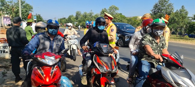 Hàng nghìn người dân bị CSGT 'chặn xe' để lì xì ảnh 3