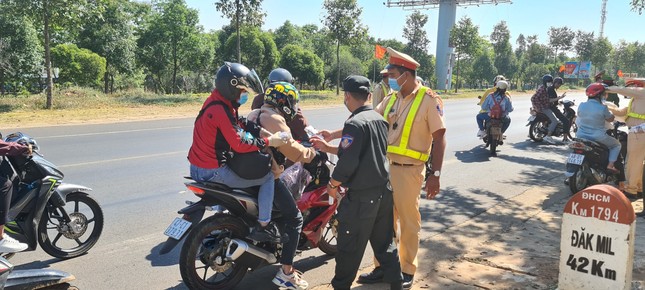 Hàng nghìn người dân bị CSGT 'chặn xe' để lì xì ảnh 1