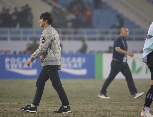 HLV Park Hang-seo không bắt tay ông Shin Tae-yong sau chiến thắng của ĐT Việt Nam - Ảnh 1.