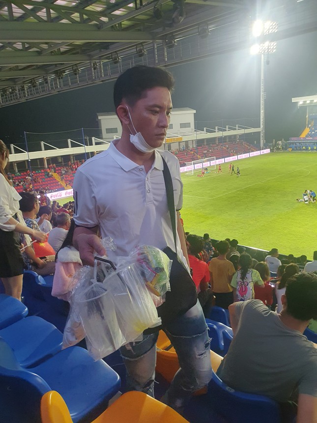 CĐV Việt Nam, Lào, Campuchia ở lại dọn rác sau trận đấu SEA Games 32 ảnh 5