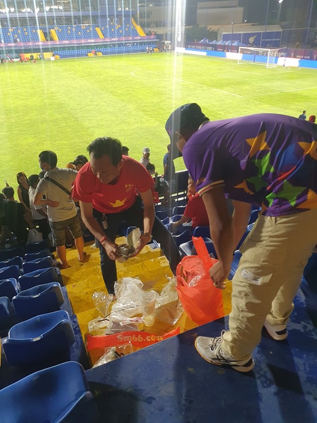 CĐV Việt Nam, Lào, Campuchia ở lại dọn rác sau trận đấu SEA Games 32 ảnh 2