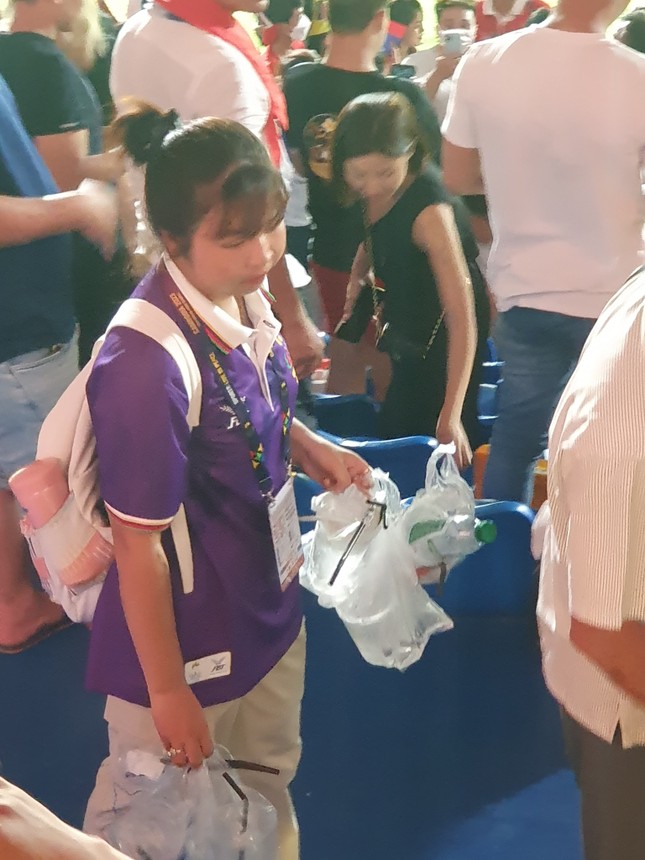 CĐV Việt Nam, Lào, Campuchia ở lại dọn rác sau trận đấu SEA Games 32 ảnh 4