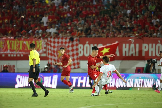 Trực tiếp Việt Nam vs Hồng Kông (TQ) 1-0 (H1): Quang Hải mang về quả phạt 11m. Quế Hải mở tỷ số - Ảnh 1.