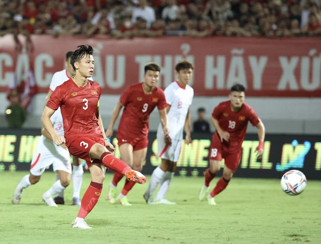 Trực tiếp Việt Nam vs Hồng Kông (TQ) 1-0 (H1): Quang Hải mang về quả phạt 11m. Quế Hải mở tỷ số - Ảnh 1.